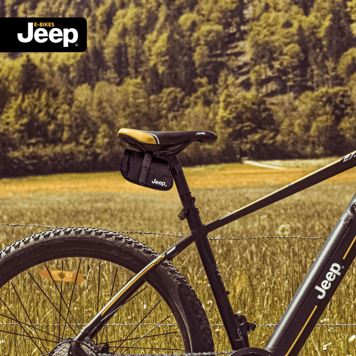Jeep E-Bike mit Satteltasche am Fahrradsattel in natürlicher Outdoor-Umgebung