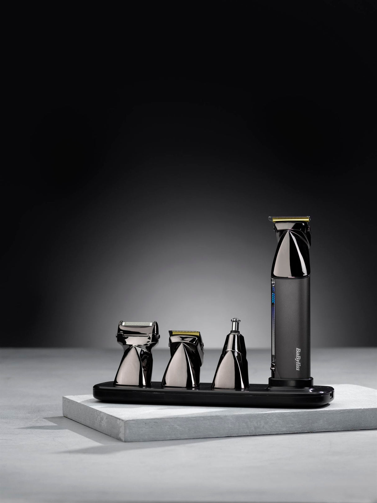BaByliss Super-X Trimmer-Set mit Haarschneider und mehreren Aufsätzen auf Ladestation