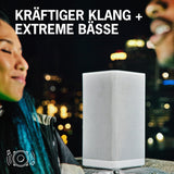 Weißer Bluetooth-Lautsprecher mit kräftigem Klang und starken Bässen bei einem gemeinsamen Musikabend