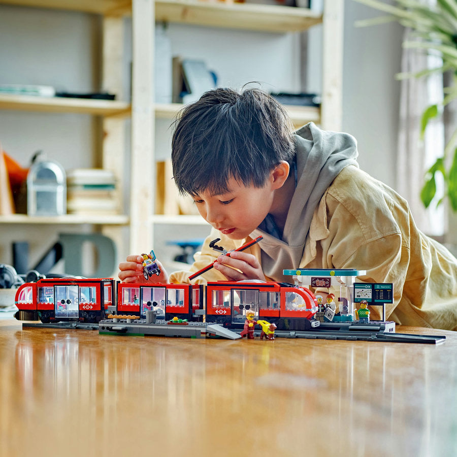 LEGO City - Straßenbahn mit Haltestelle
