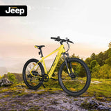 Gelbes Jeep Mountain E-Bike auf einem Waldweg in bergiger Outdoor-Landschaft