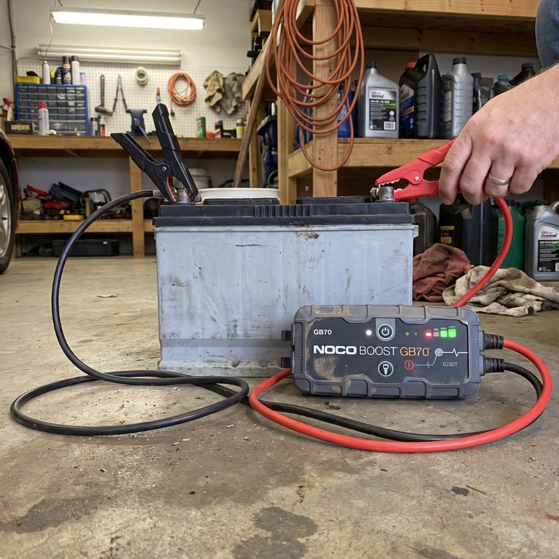 NOCO BOOST GB70 Starthilfe beim Anschluss an eine Fahrzeugbatterie in einer Werkstatt