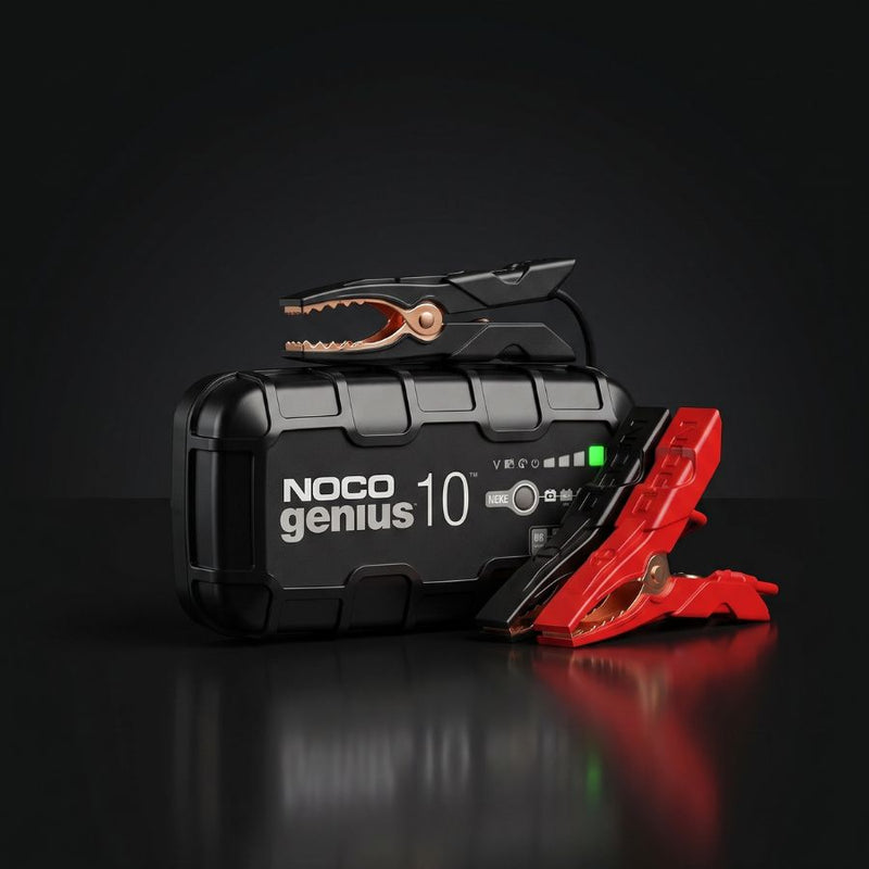 NOCO Genius10 Batterieladegerät mit roten und schwarzen Batterieklemmen