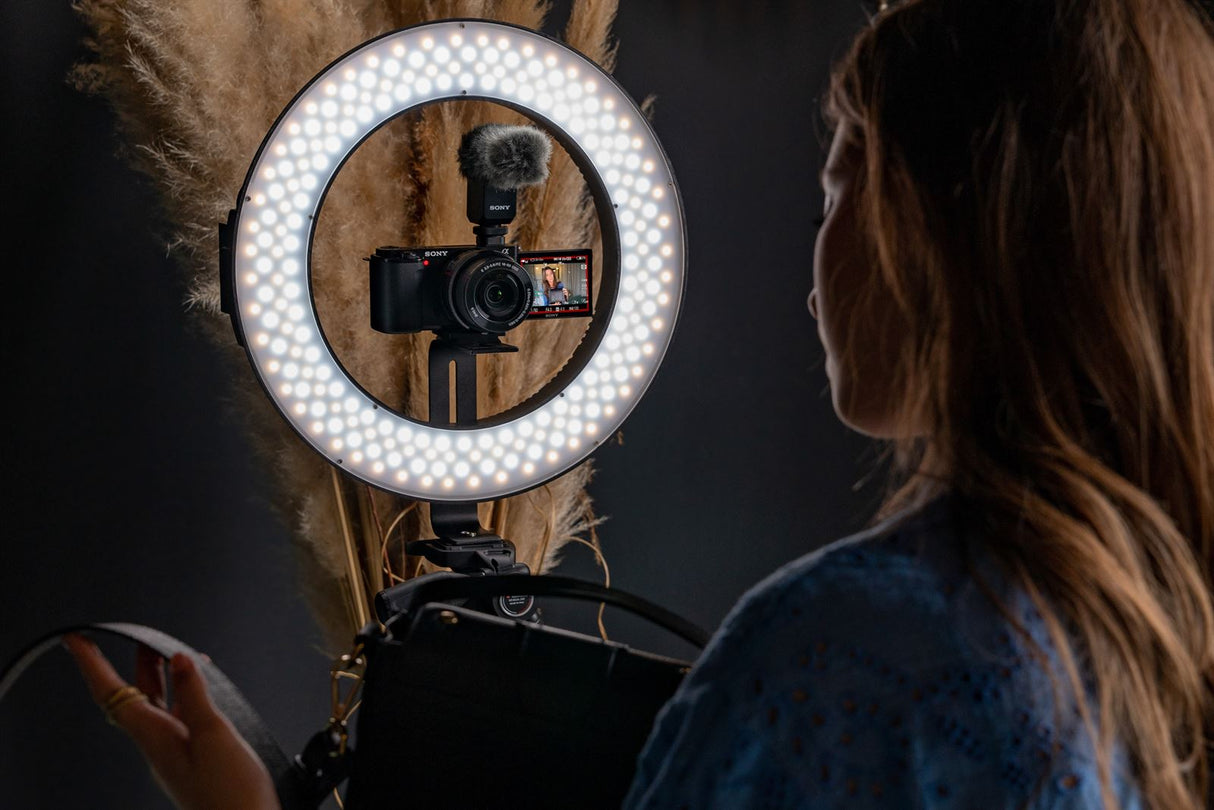 Sony Alpha ZV-E10 | APS-C spiegellose Wechselobjektiv-Vlog-Kamera, ohne Objektiv